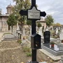 Cruce Metalică Cimitir cu felinar, GRS-CR3 – 150x62 cm, vopsită electrostatic