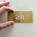 Plăcuță din alamă pentru numerotare apartamente, model A2