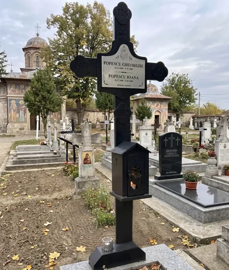 Cruce Metalică Cimitir cu felinar, GRS-CR3 – 150x62 cm, vopsită electrostatic