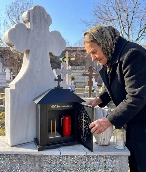 Felinar metalic pentru cimitir, GRS F5U1N cu usă, vopsit electrostatic negru, fără picior