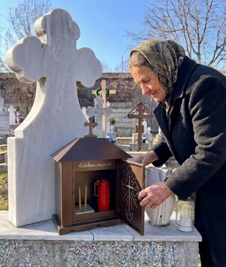 Felinar metalic pentru cimitir, GRS F5U1M cu ușă, vopsit electrostatic maro, fără picior