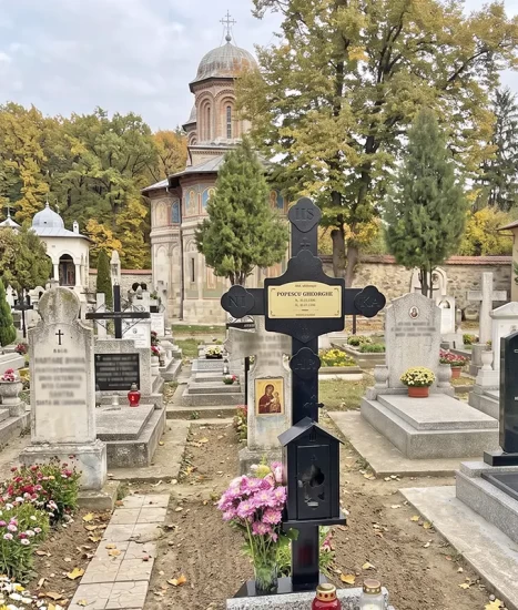 Cruce metalică cimitir cu felinar, GRS-CR4 – 182x75 cm, vopsită electrostatic