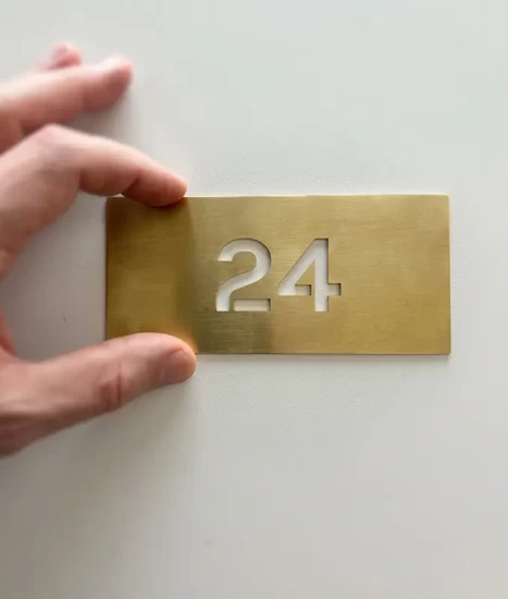 Plăcuță din alamă pentru numerotare apartamente, model A2