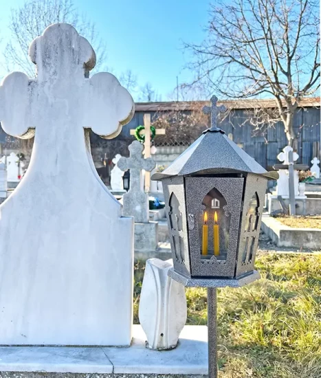 Felinar metalic pentru cimitir, GRS F3G, vopsit electrostatic gri-argintiu, cu picior,