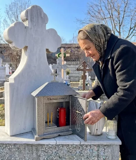 Felinar metalic pentru cimitir, GRS F5U1G cu ușă, vopsit electrostatic gri-argintiu, fără picior