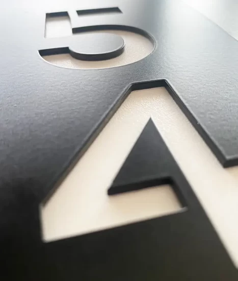 Plăcuță din aluminiu pentru numerotare apartamente, model N11