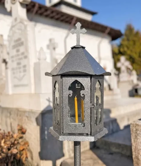 Felinar metalic pentru cimitir, GRS F2G, vopsit electrostatic gri-argintiu, cu picior