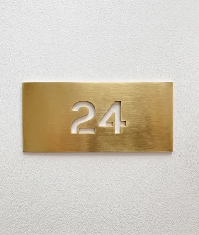 Plăcuță din alamă pentru numerotare apartamente, model A2